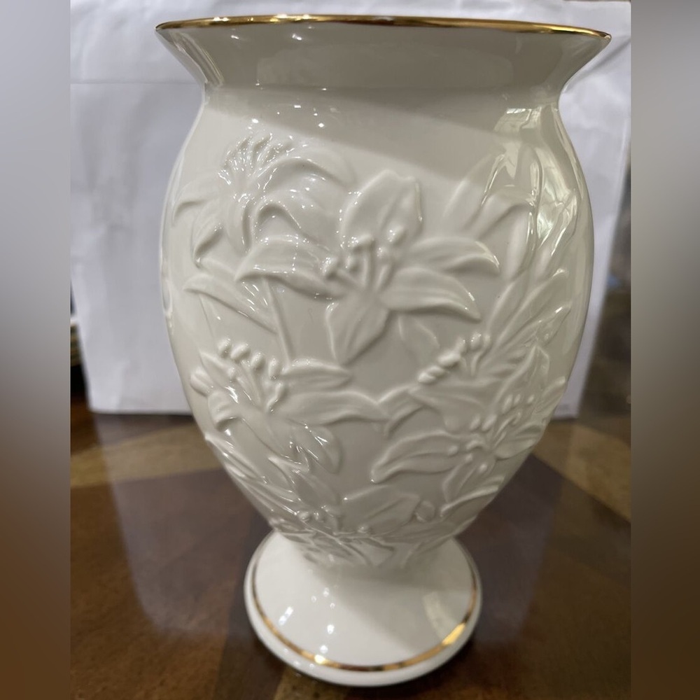 Lenox Ivory Tiger Lily Vase - Picture 2 of 2